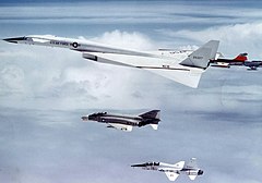 事故直前の様子 XB-70を中心に編隊を組んでいる