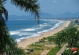 Het strand praia do Brejatuba in Guaratuba