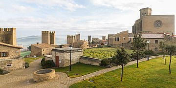 Artajona mit der Westfassade der gotischen Priorats- und Wehrkirche San Saturnino