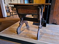 Table à piétement en X-Musée alsacien de Strasbourg (7).jpg