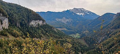 Trübenbach Trefflingtalstraße II mit Ötscher 2023-10-17.jpg