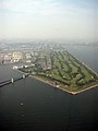 上空から見た若洲海浜公園。画面奥は新木場地区