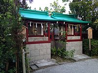 境内仮宮 世持神社（左）・浮島神社（右）。