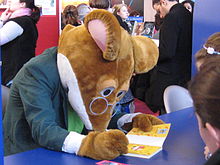 Elisabetta Dami travestita da Geronimo Stilton mentre firma dei libri