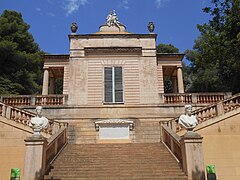 Escalinata d'accés al pavelló de Carles IV amb els busts de la Primavera i l'Estiu