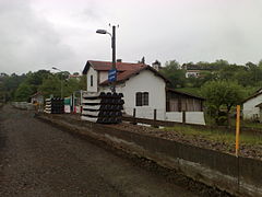 Voie et ancien bâtiment.