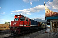 Dieselelektrische Zahnradlokomotive BB 204 der Padangbahn der Indone­sischen Staatsbahn mit vier Trieb­achsen und vier Trieb­zahnrädern für 200 Tonnen Last auf 70 ‰ (1982)[8]