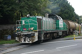 Un train de fret tracté par la BB 60136.