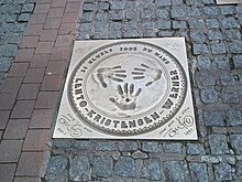 Plaque de bronze des empreintes des vainqueurs des 24 Heures 2005.