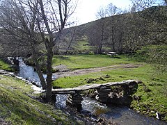 Puente de piedra sobre el arroyo que baja de Samir a Domez - panoramio.jpg