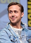 Potret Ryan Gosling melirik ke samping, tersenyum.