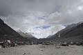 Šatorsko naselje podignuto radi pogodnosti za turiste zvano Bazni kamp Everest (Tibet); to je najdalje dokle mogu ići privatni automobili; Mt. Everest može se vidjeti u pozadini