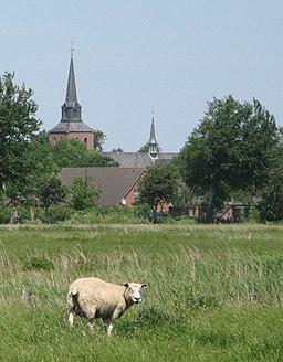 Landskap vid Oldenswort, med kyrkan i bakgrunden.