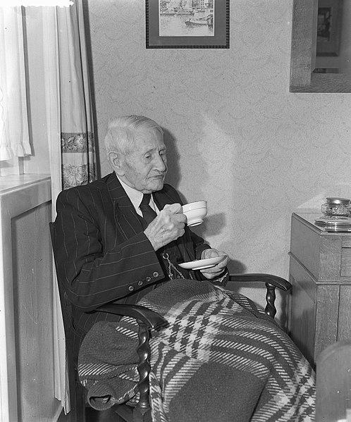 File:Ome Piet Stuyvenberg uit Bussum wordt 30 maart 102 jaar, Bestanddeelnr 906-3517.jpg