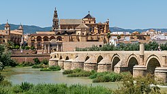 Blik op het historisch centrum van Córdoba vanaf de Guadalquivir. Zichtbaar zijn onder meer de Mezquita en de Romeinse brug.