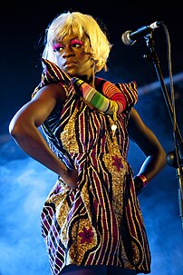 Ebony Bones à Barcelone, en Espagne. (définition réelle 1 333 × 2 000)