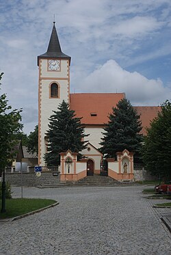 Kostel svatého Jakuba v horní části náměstí