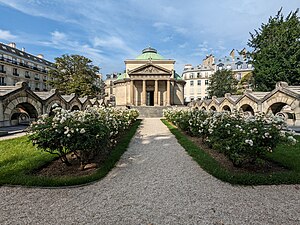 Allée centrale avec les parterres de rosiers.