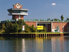 Die neue südliche Schleuse vom Unterwasser aus, mit dem Leitstand für die Steuerung der Anlage