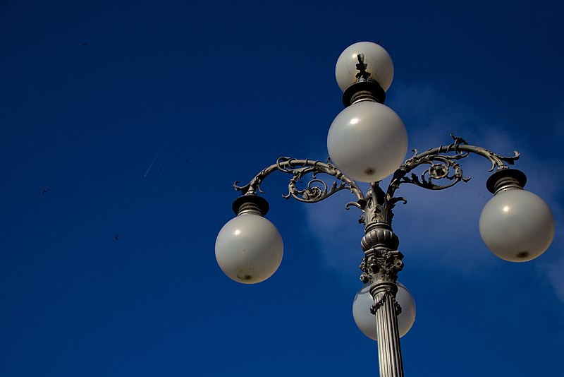 File:Streetlight (158619073).jpeg