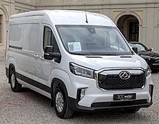 Maxus eDeliver 9 - right front view