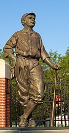 Till vänster Ruths minnestavla i gamla Yankee Stadium. Till höger Babe Ruth-statyn utanför Oriole Park at Camden Yards.