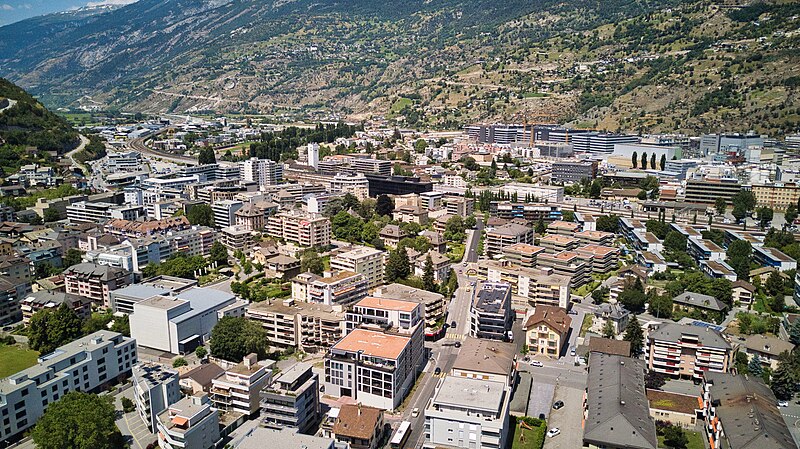 File:Blick Richtung Bahnhof und Lonza Werke.jpg