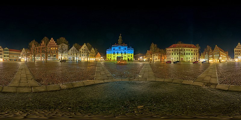 File:Lueneburg town hall illuminated in Ukrainian colours.jpg