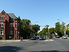 Königsberger Straße mit dem Gebäude des ehemaligen Schiller-Gymnasiums