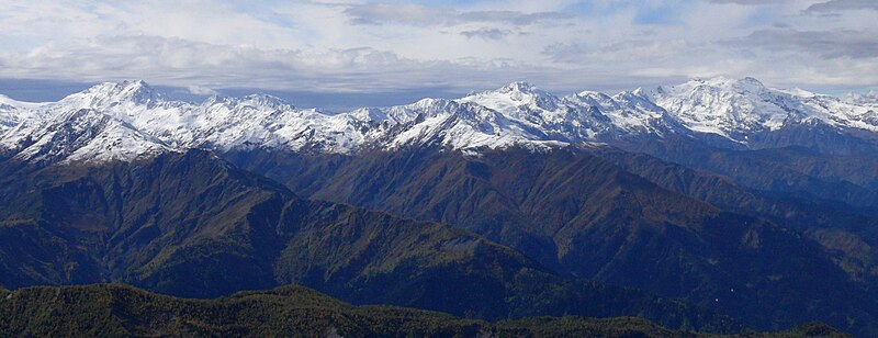 Het Svanetigebergte vanop de berg Tenuldi. Van links naar rechts: de bergtoppen Nekpash, Gvadarashi en Lahili