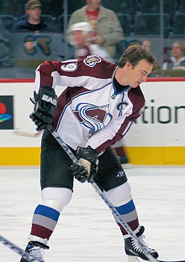 Photo de Sakic dans la tenue de l'Avalanche du Colorado.