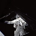 Rusty Schweickart se para en el porche de Spider durante su actividad extravehicular en el cuarto día de la misión