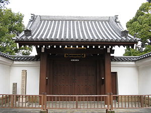 Un sanmon di rango basso a Sozen-ji ad Osaka