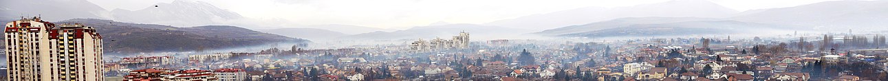 Panoramatický pohled na smogovou mlhu v centrální části Skopje