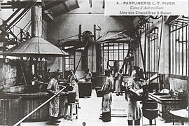 Parfumerie L.T. Piver - une des chaudières à savon.