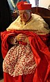 Il cardinale Raymond Leo Burke indossa la cappa magna invernale sopra l'abito corale