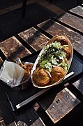 Takoyaki maydalangan daikon va tsuyu bilan xizmat qiladi