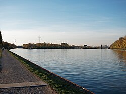 Links das alte Hebewek, daneben die neue Schleuse und rechts das neue Hebewerk