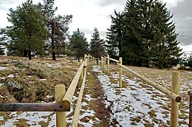 Eingezäunter Fußweg bei den Tři Křížky