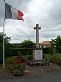 Le monument aux morts près de l'église (juil. 2012)