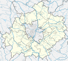 Mapa konturowa powiatu poznańskiego, blisko centrum po lewej na dole znajduje się punkt z opisem „Komorniki”