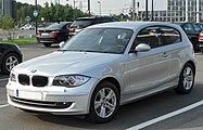 Facelift-mallin kolmiovinen BMW 118i.