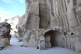 Baux - Château 2nd base cour 4.JPG