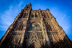 Vue en contre-plongée depuis la place