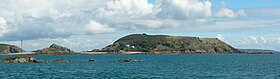 Vue de Jéthou avec Herm à gauche.