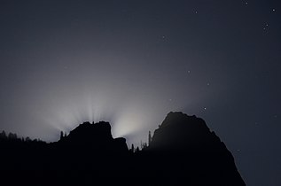 Lunar crepuscular rays