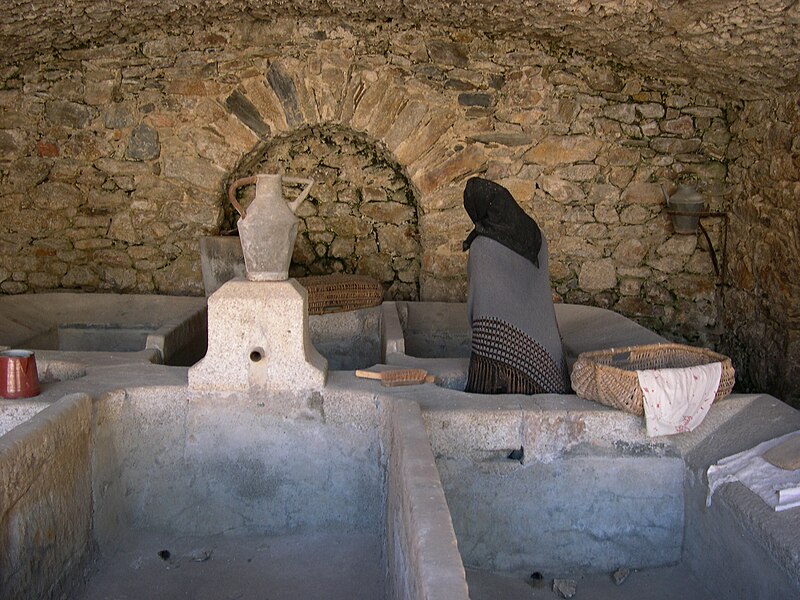 File:Lacaune lavoir1.JPG