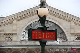 Mât Dervaux à l'une des entrées de la station,face à la gare de l'Est.