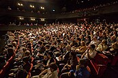 Deltagare under Wikimania 2009 (Buenos Aires) – gruppbild från 2010 (Gdańsk).