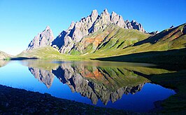 Tsjitagvala (3226 m) met het Tobavartsjchilimeer op de voorgrond